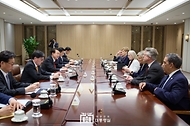 윤석열 대통령이 29일 서울 용산 대통령실 청사 확대회의실에서 방한한 미국 상·하원의원들을 접견하고 있다. 
