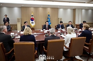 윤석열 대통령이 29일 서울 용산 대통령실 청사 확대회의실에서 방한한 미국 상·하원의원들을 접견하고 있다. 
