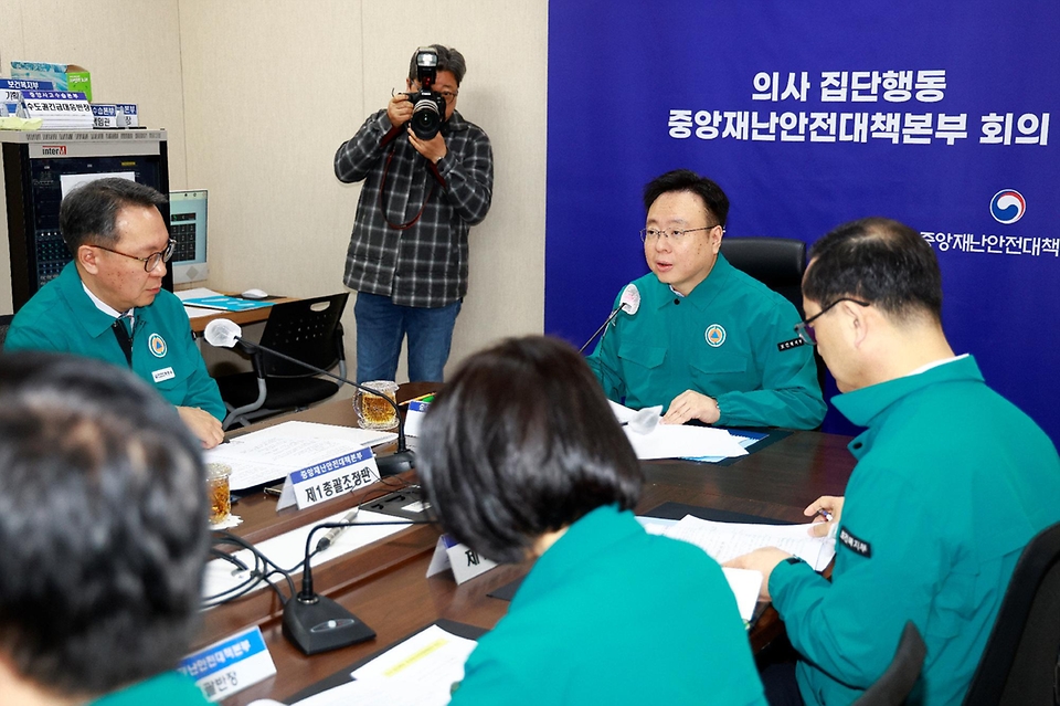 조규홍 보건복지부 장관이 1일 정부세종청사에서 열린 의사 집단행동 중앙재난안전대책본부 회의를 주재하고 있다. 이날 회의에서는 비상진료체계 운영현황 의사 집단행동 현황 등을 점검하고 비상진료체계 강화방안을 논의했다.