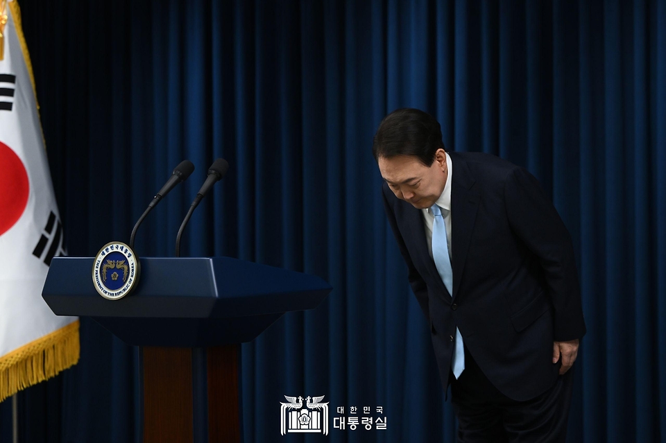 윤석열 대통령이 1일 서울 용산 대통령실 청사에서 의료개혁 관련 ‘국민께 드리는 말씀’을 위해 브리핑실에 입장해 인사하고 있다.