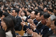 윤석열 대통령이 31일 서울 강동구 소재 명성교회에서 열린 ‘2024 한국교회부활절연합예배’에 참석해 박수치고 있다.