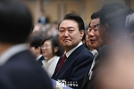 윤석열 대통령이 31일 서울 강동구 소재 명성교회에서 열린 ‘2024 한국교회부활절연합예배’에 참석하고 있다.