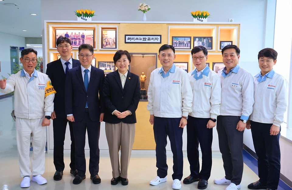 송미령 농림축산식품부 장관이 29일 경기 평택시 오뚜기 포승공장을 방문해 관계자들과 기념 촬영을 하고 있다.