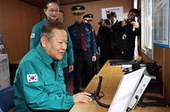 이상민 행정안전부 장관이 30일 서울 여의도 봄꽃축제 현장을 방문해 인파관리 및 교통통제 등 안전관리대책 상황을 점검하고 있다.