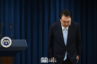 윤석열 대통령이 1일 서울 용산 대통령실 청사에서 의료개혁 관련 ‘국민께 드리는 말씀’을 발표한 뒤 인사하고 있다.