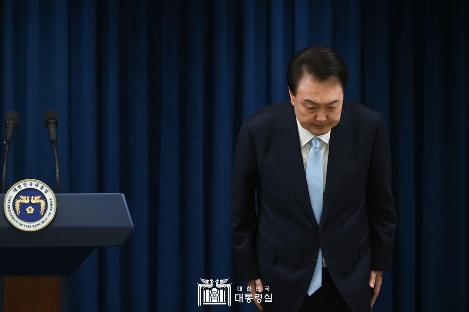 윤석열 대통령이 1일 서울 용산 대통령실 청사에서 의료개혁 관련 ‘국민께 드리는 말씀’을 발표한 뒤 인사하고 있다.