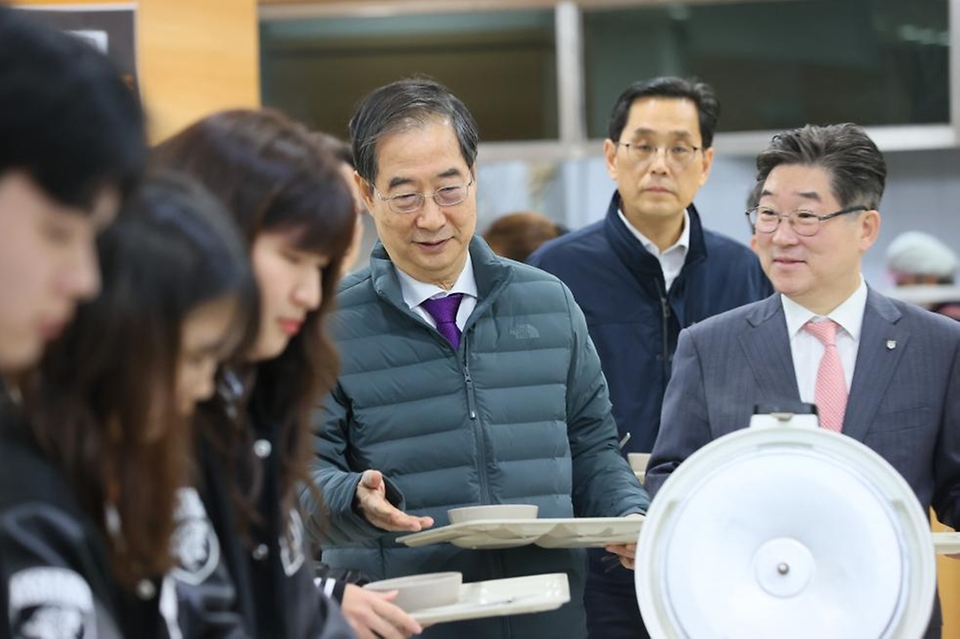 한덕수 국무총리가 29일 서울 성북구 고려대학교 학생회관 구내식당을 찾아 ‘천원의 아침밥’을 체험하기 위해 직접 음식을 식판에 담고 있다.