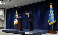 윤석열 대통령이 1일 서울 용산 대통령실 청사에서 의료개혁 관련 ‘국민께 드리는 말씀’을 발표한 뒤 인사하고 있다.