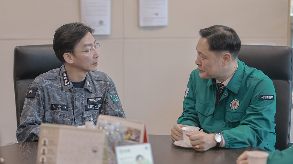 이희완 국가보훈부 차관이 1일 오전, 대전보훈병원에서 이정상 대전보훈병원장, 이국종 국군대전병원장과 간담회를 갖고 의료계 집단행동 장기화에 따른 대전지역 공공병원으로서의 역할을 비롯한 유기적인 협조 방안을 논의하고 있다.