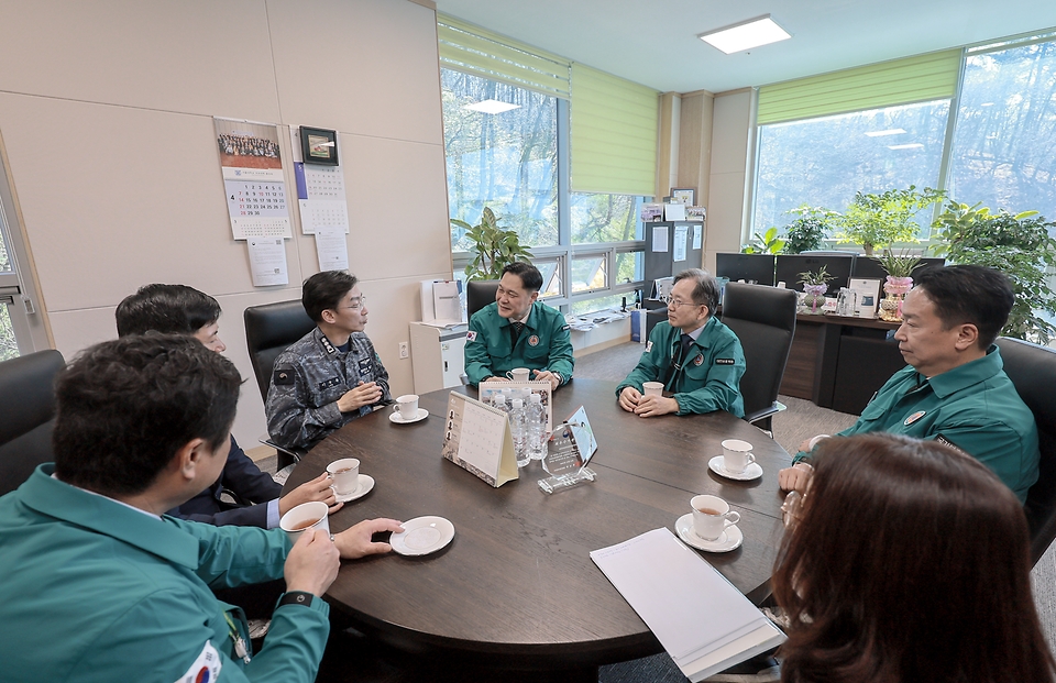 이희완 국가보훈부 차관이 1일 오전, 대전보훈병원에서 이정상 대전보훈병원장, 이국종 국군대전병원장과 간담회를 갖고 의료계 집단행동 장기화에 따른 대전지역 공공병원으로서의 역할을 비롯한 유기적인 협조 방안을 논의하고 있다.