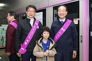 박상우 국토교통부 장관이 30일 경기 화성시 동탄역에서 GTX-A 첫 열차의 탑승객과 기념 촬영을 하고 있다.