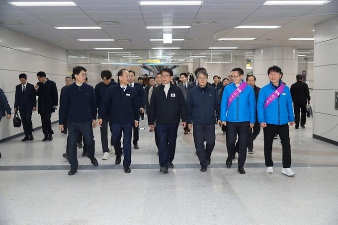 박상우 국토교통부 장관이 30일 경기 화성시 동탄역을 방문해 현장점검을 하고 있다.