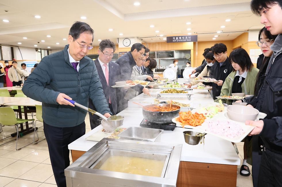 한덕수 국무총리가 29일 서울 성북구 고려대학교 학생회관 구내식당을 찾아 ‘천원의 아침밥’을 체험하기 위해 직접 음식을 식판에 담고 있다.