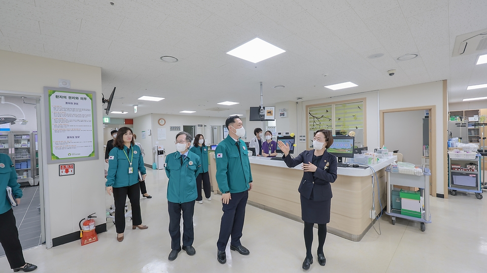 이희완 국가보훈부 차관이 1일 오전 대전보훈병원을 방문하여 의료계 집단행동 관련해 비상 진료체계 대응현황을 점검하기위해 응급실 및 재활치료센터 등 시설을 현장점검하고 의료진을 격려하고 있다.