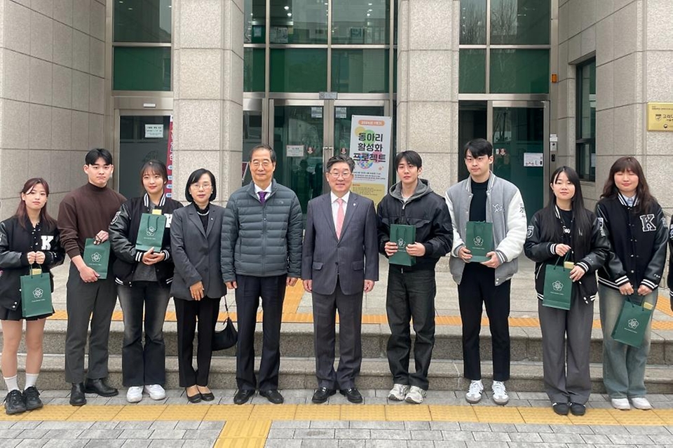 한덕수 국무총리가 29일 서울 성북구 고려대학교 학생회관 구내식당을 찾아 ‘천원의 아침밥’을 체험 후 학생들과 기념 촬영을 하고 있다.