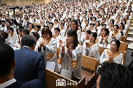 윤석열 대통령이 31일 서울 강동구 소재 명성교회에서 열린 ‘2024 한국교회부활절연합예배’에서 성가대 등 참석 신도들에게 인사하고 있다. 