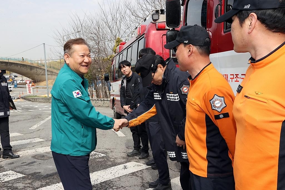 이상민 행정안전부 장관이 30일 서울 여의도 봄꽃축제가 열리는 현장을 방문해 인파관리 및 교통통제 등 안전관리대책 상황을 점검하며 소방대원을 격려하고 있다.