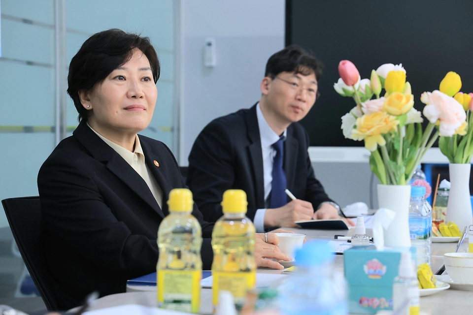 송미령 농림축산식품부 장관이 29일 경기 평택시 오뚜기 포승공장을 방문해 기업의 애로사항을 청취하고 있다. 