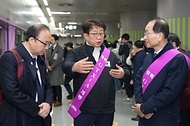 박상우 국토교통부 장관이 30일 경기 화성시 동탄역을 방문해 현장점검을 하고 있다.