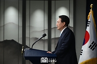 윤석열 대통령이 1일 서울 용산 대통령실 청사에서 의료개혁 관련 ‘국민께 드리는 말씀’을 하고 있다.