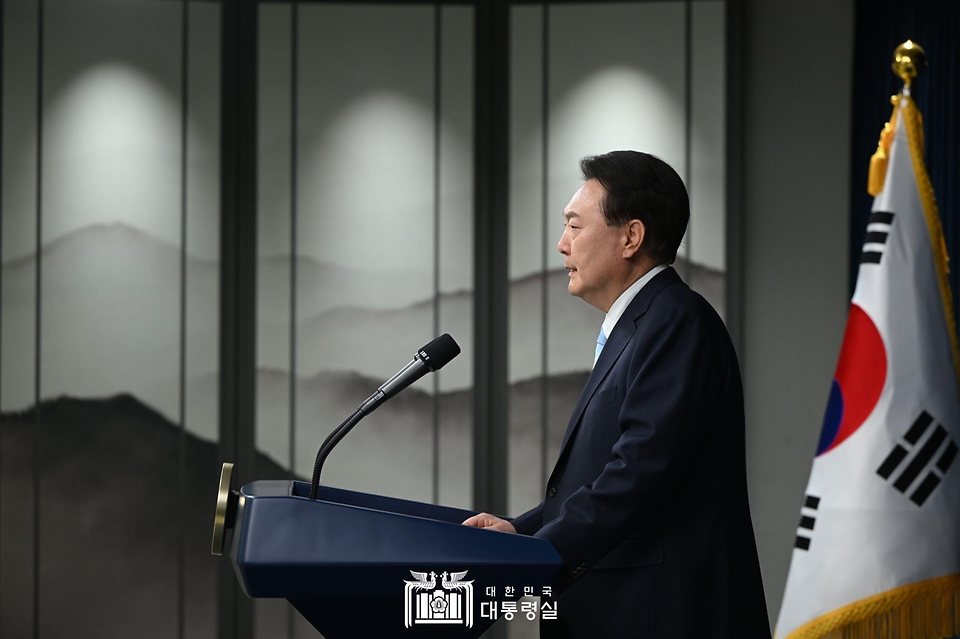 윤석열 대통령이 1일 서울 용산 대통령실 청사에서 의료개혁 관련 ‘국민께 드리는 말씀’을 하고 있다.