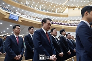 윤석열 대통령이 31일 서울 강동구 소재 명성교회에서 열린 ‘2024 한국교회부활절연합예배’에서 기도하고 있다. (윤석열 대통령부터 오른쪽으로 김진표 국회의장, 국민의힘 한동훈 비상대책위원장)