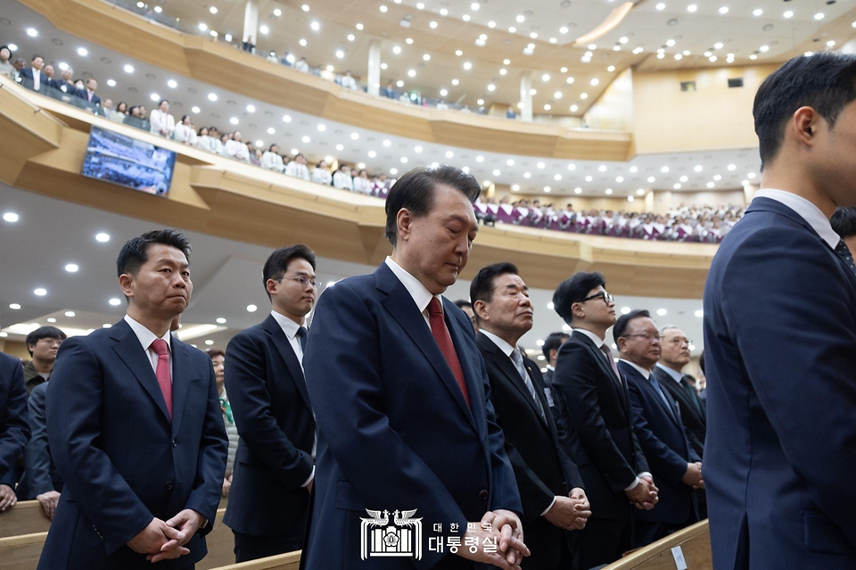 윤석열 대통령이 31일 서울 강동구 소재 명성교회에서 열린 ‘2024 한국교회부활절연합예배’에서 기도하고 있다. (윤석열 대통령부터 오른쪽으로 김진표 국회의장, 국민의힘 한동훈 비상대책위원장)