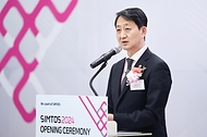 안덕근 산업통상자원부 장관이 1일 경기도 고양시 킨텍스에서 열린 ‘서울국제생산제조기술전(SIMTOS) 2024 개막식’에서 축사하고 있다.