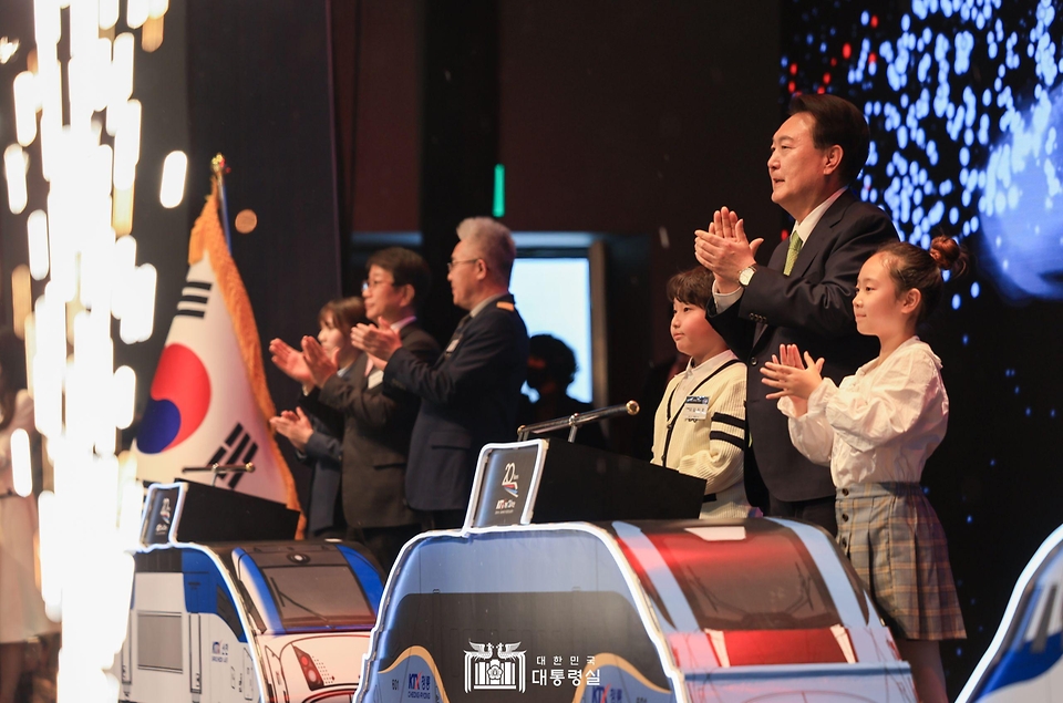 윤석열 대통령이 1일 대전 동구 한국철도공사(코레일) 본사에서 열린 ‘고속철도(KTX) 개통 20주년 기념식’에서 기념 세리머니를 마친 뒤 박수를 치고 있다.