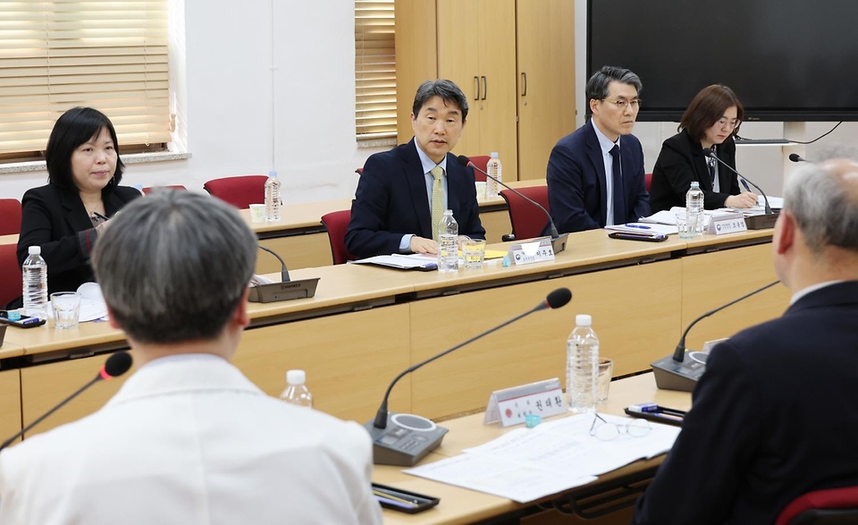 이주호 사회부총리 겸 교육부 장관이 1일 대구 중구 경북대학교 의과대학에서 열린 의대 및 병원 관계자 현장 간담회에 참석해 모두발언을 하고 있다.