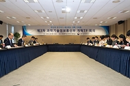 이종호 과학기술정보통신부 장관이 28일 서울 종로구 광화문교보빌딩 국가과학기술자문회의 대회의실에서 열린 ‘제3차 과학기술정보통신부 개혁 TF 회의’에서 인사말을 하고 있다. 