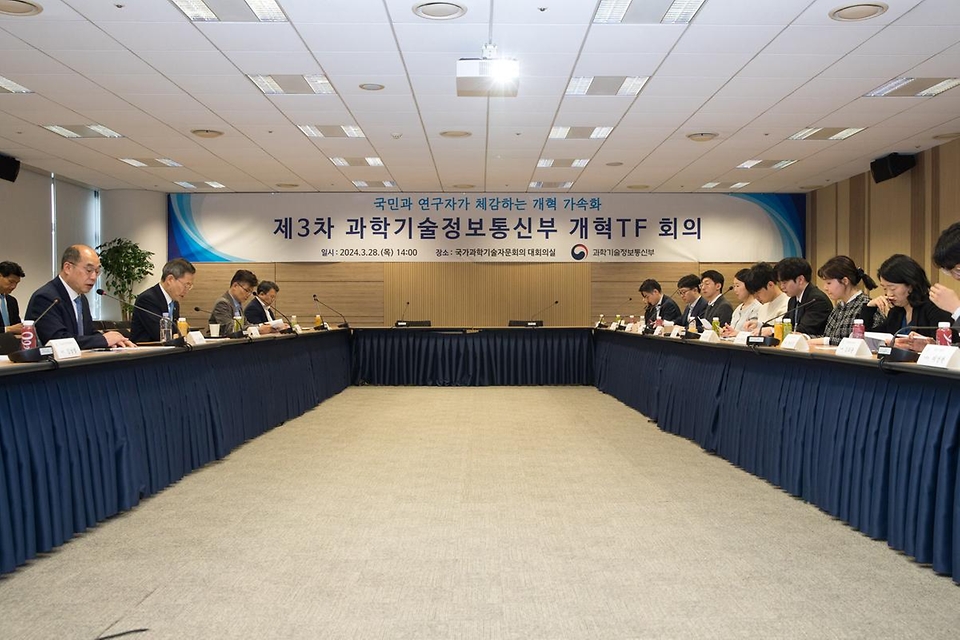 이종호 과학기술정보통신부 장관이 28일 서울 종로구 광화문교보빌딩 국가과학기술자문회의 대회의실에서 열린 ‘제3차 과학기술정보통신부 개혁 TF 회의’에서 인사말을 하고 있다. 