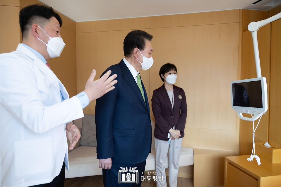 윤석열 대통령이 1일 대전 유성구 유성선병원을 찾아 병원장으로부터 병동에 대한 설명을 듣고 있다. 