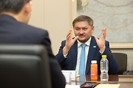 사야사트 누르벡(Sayasat NURBEK) 카자흐스탄 과학고등교육부 장관이 1일 정부세종청사에서 이종호 과학기술정보통신부 장관과 대화하고 있다.