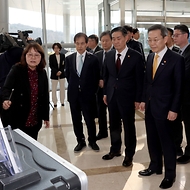 신원식 국방부 장관이 1일 대전 국방과학기술연구소에서 국방AI센터 현판식에 앞서 AI 관련 개발장비에 대해 보고를 받고 있다. 