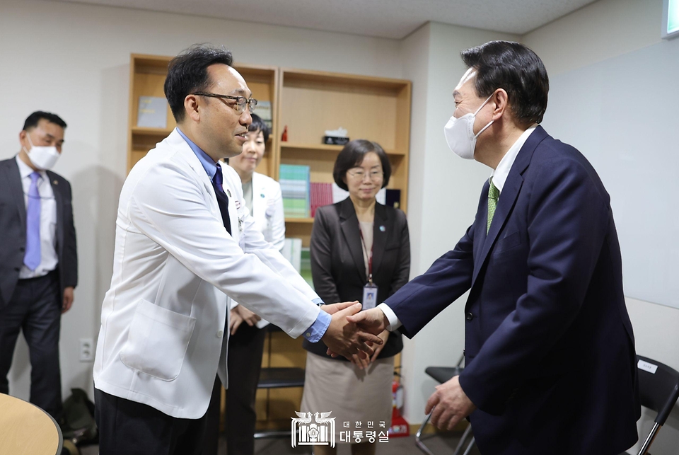 윤석열 대통령이 1일 대전 유성구 유성선병원을 방문해 간담회에 참석한 의료진과 인사하고 있다. 