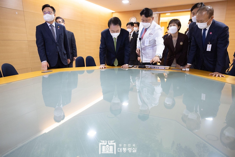 윤석열 대통령이 1일 대전 유성구 유성선병원을 찾아 유리창 아래 수술실을 둘러보고 있다. 