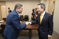 이종호 과학기술정보통신부 장관이 1일 정부세종청사에서 사야사트 누르벡(Sayasat NURBEK) 카자흐스탄 과학고등교육부 장관을 만나 인사를 나누고 있다.