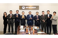 이종호 과학기술정보통신부 장관이 1일 정부세종청사에서 사야사트 누르벡(Sayasat NURBEK) 카자흐스탄 과학고등교육부 장관 및 양국 관계자들과 기념 촬영을 하고 있다.