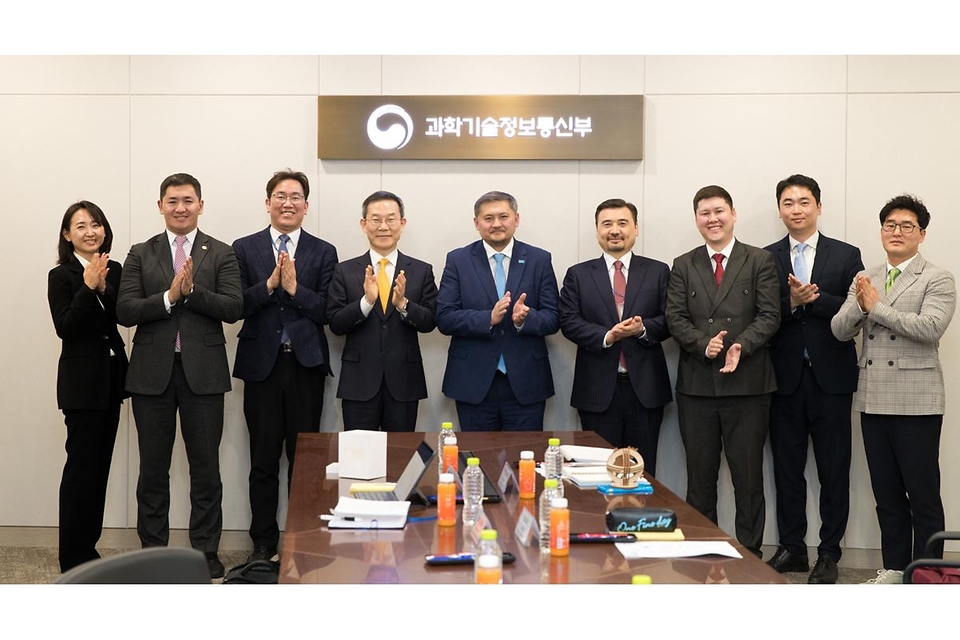 이종호 과학기술정보통신부 장관이 1일 정부세종청사에서 사야사트 누르벡(Sayasat NURBEK) 카자흐스탄 과학고등교육부 장관 및 양국 관계자들과 기념 촬영을 하고 있다.