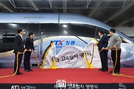 윤석열 대통령이 1일 대전역 승강장에서 열린 ‘차세대고속열차 명명식’에서 열차 공식 명칭인 ‘KTX-청룡’을 알리는 퍼포먼스에 참여하고 있다.