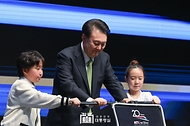 윤석열 대통령이 1일 대전 동구 한국철도공사(코레일) 본사에서 열린 ‘고속철도(KTX) 개통 20주년 기념식’에서 기념 세리머니를 하고 있다.