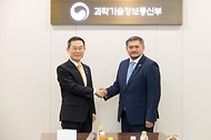 이종호 과학기술정보통신부 장관이 1일 정부세종청사에서 사야사트 누르벡(Sayasat NURBEK) 카자흐스탄 과학고등교육부 장관을 만나 인사를 나누고 있다.