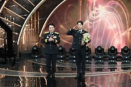 남화영 소방청장이 1일 서울 영등포구 KBS 본관 TV 공개홀에서 개최된 ‘제29회 KBS119상 시상식’에서 대상 수상자에게 소방영웅배지를 수여 후 기념 촬영을 하고 있다.