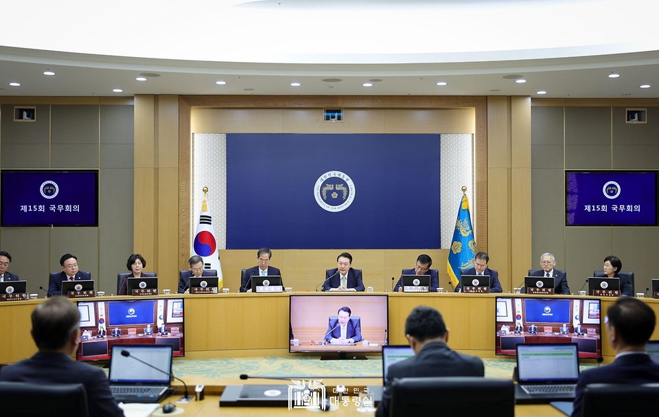 윤석열 대통령이 2일 정부세종청사에서 열린 국무회의를 주재하며 발언하고 있다. 