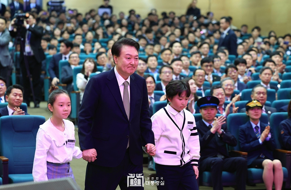 윤석열 대통령이 1일 대전 동구 한국철도공사(코레일) 본사에서 열린 ‘고속철도(KTX) 개통 20주년 기념식’에서 기념 세리머니를 위해 어린이들과 함께 단상으로 향하고 있다.