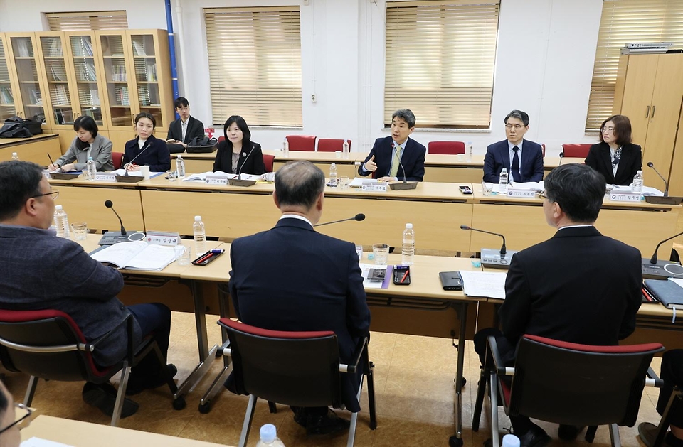 이주호 사회부총리 겸 교육부 장관이 1일 대구 중구 경북대학교 의과대학에서 열린 의대 및 병원 관계자 현장 간담회에 참석해 모두발언을 하고 있다.