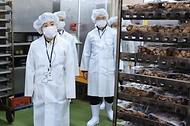 송미령 농림축산식품부 장관이 1일 충북 음성군 소재 육가공품 제조공장을 방문해 축산물 수급 및 가격 상황을 점검하고 있다.
