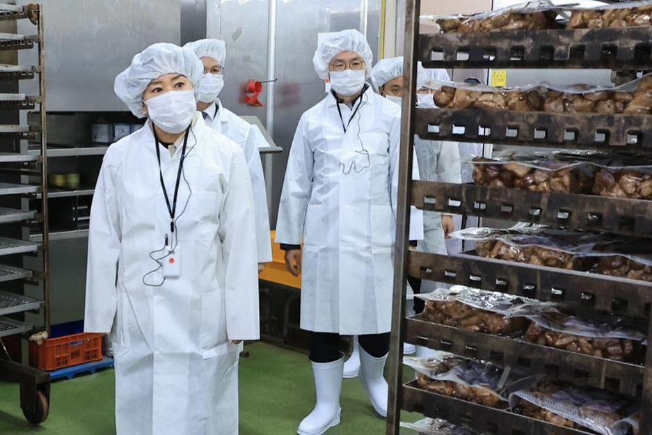 송미령 농림축산식품부 장관이 1일 충북 음성군 소재 육가공품 제조공장을 방문해 축산물 수급 및 가격 상황을 점검하고 있다.