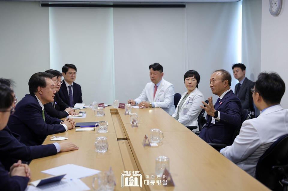 윤석열 대통령이 1일 대전 유성구 유성선병원을 방문해 의료진과 간담회를 하고 있다. 